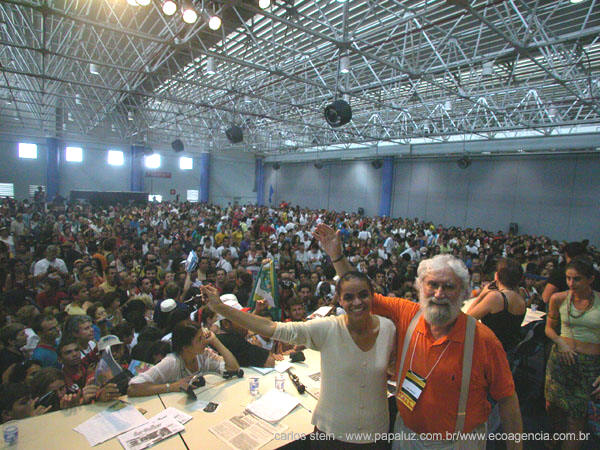 Marina Silva d seu testemunho acompanhada do amigo Leornardo Boff - FSM 2003